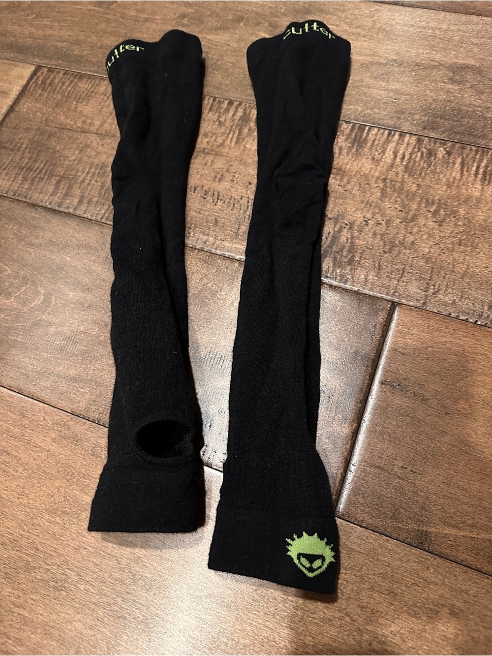 Cutter cycling or running arm warmers with cut out for them women’s size small